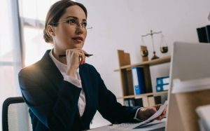 What are the main requirements to write an outstanding essay?